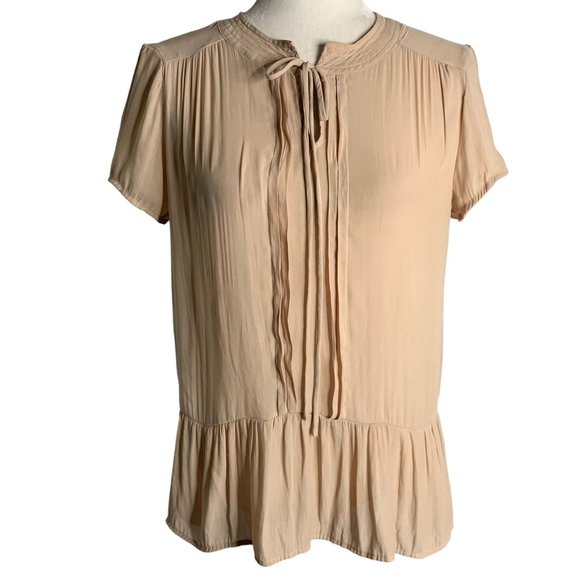 RO & DE Pleated Peplum Blouse Top S Beige Short Sleeve High Low Hem Tie Neck - Picture 1 of 6